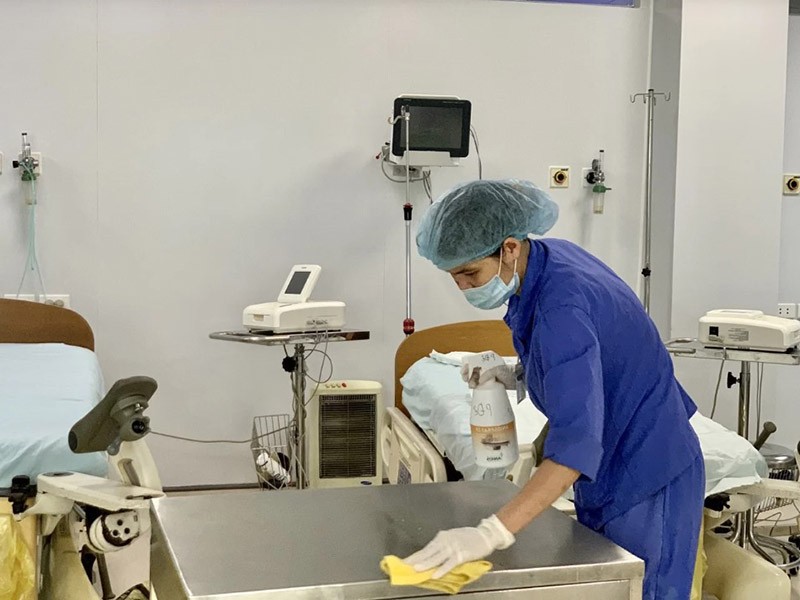 Nhân viên vệ sinh môi trường bề mặt trong các cơ sở y tế